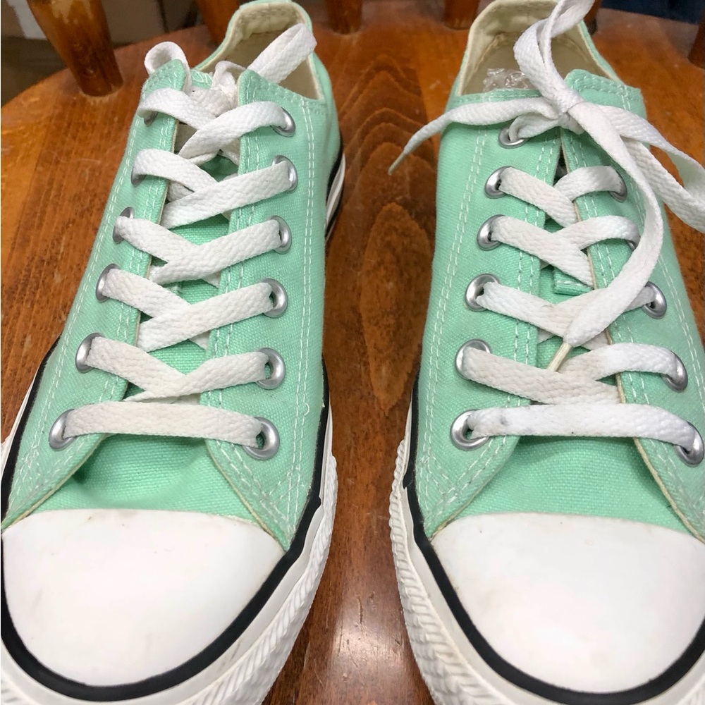 Converse Women’s Low Top Sneakers — Mint
Excellent Condition! Size 8
